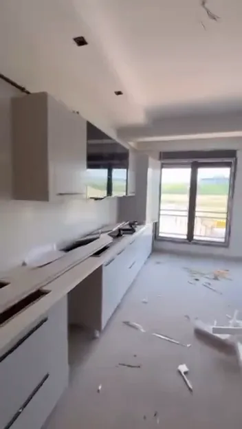 Tepebaşı Batıkent Mahallesi'nde montajı süren mutfak: beyaz alt dolaplar, uzun siyah kulplar, açık renkli tezgâh ve açık gri-bej üst dolap, 2026
