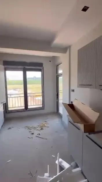 Tepebaşı Batıkent Mahallesi'nde montajı süren mutfağın pencere tarafı: dikey oluklu yüzlü üst dolaplar, beyaz alt dolaplar ve zeminde ambalaj artıkları, 2026